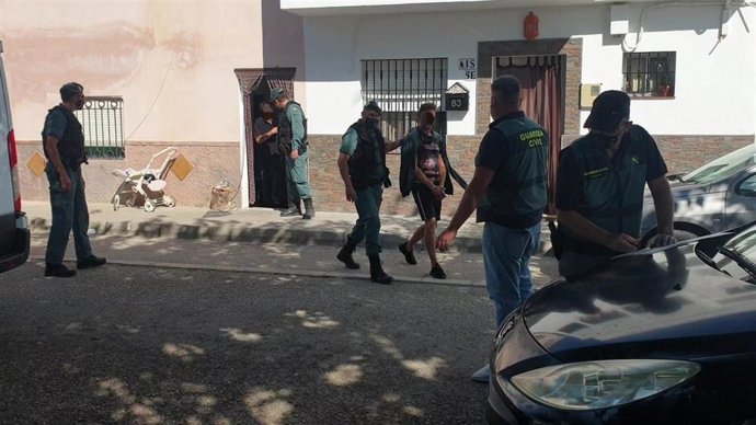 Agentes de la Guardia Civil con uno de los detenidos en la operación de Sanlúcar