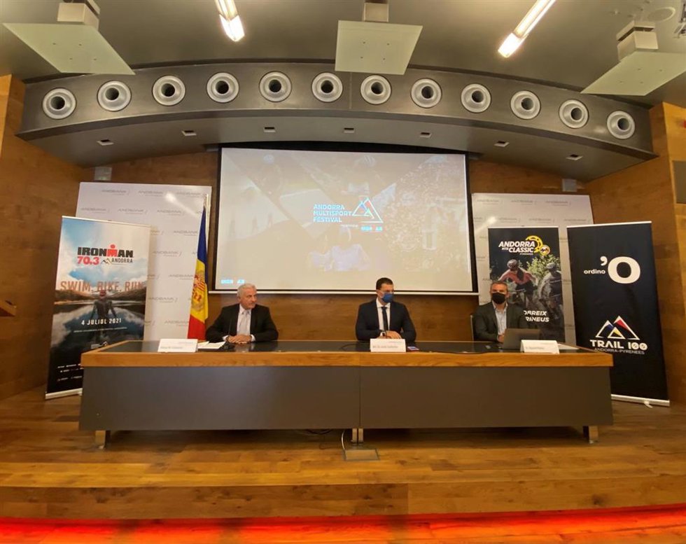 El vicedirector general de Banca País de Andbank, Josep M. Cabanes; el ministro de Presidencia, Economía y Empresa de Andorra, Jordi Gallardo; y el director regional sud Ironman Europa, Oriente Medio y África, Agustí Pérez, en rueda de prensa.