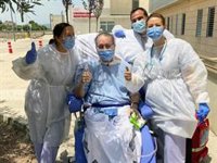 Un paciente del Hospital de La Ribera sale a "sentir el sol" tras casi 150 días en la UCI: "Ha sido como revivir"