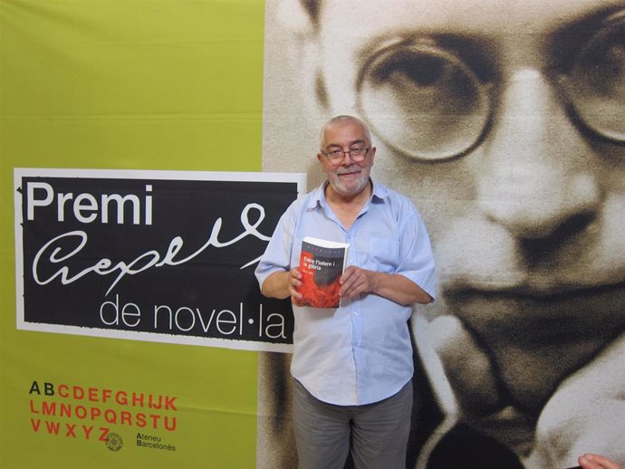 El escritor lvar Valls, ganador del L Premi Crexells con 'Entre l'infern i la glria'
