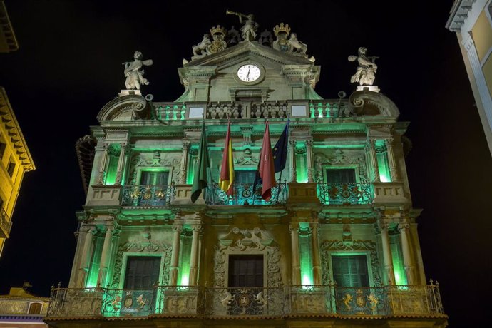 Archivo - La fachada del Ayuntamiento de Pamplona se ilumina este sábado de verde por el Día Mundial contra la Meningitis