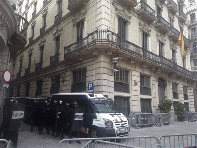 Archivo - Manifestación estudiantil se detiene ante la Jefatura Superior de Policía