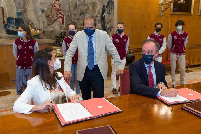 Isabel Moreno, Alfonso Sánchez-Tabernero y Tomás Gómez-Acebo, en la firma del convenio