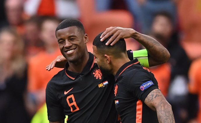 21 June 2021, Netherlands, Amsterdam: Netherlands' Georginio Wijnaldum (R) celebrates scoring his side's second goal with teammate Depay Memphis during the UEFA EURO 2020 Group C soccer match between North Macedonia and Netherlands at Johann Cruyff Aren