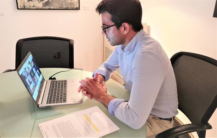 El conseller de Fondos Europeos, Universidad y Cultura, Miquel Company, durante una reunión con las empresas asociadas a la Unión de Cooperativas de Trabajo Asociado de Baleares.