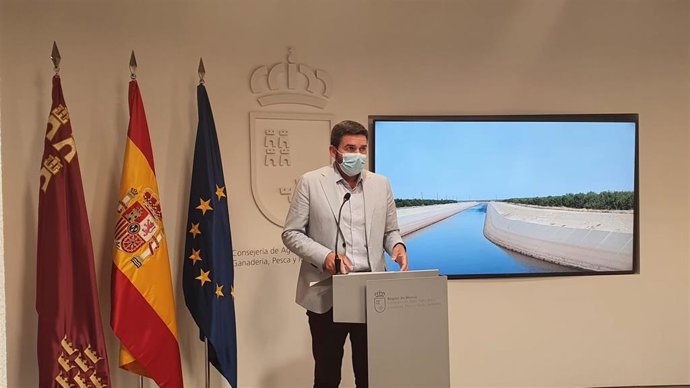El consejero de Agua, Agricultura, Ganadería, Pesca y Medio Ambiente, Antonio Luengo, en rueda de prensa