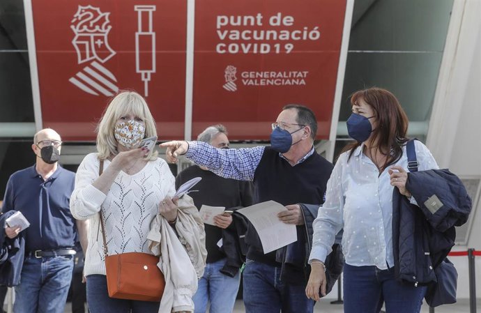 Archivo - Varias personas llegan para ser vacunados en la Ciutat de Les Arts y les Cincies