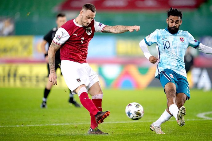 Archivo - 18 November 2020, Austria, Vienna: Norway's Ghayas Zahid (R) and Austria's Marko Arnautovic battle for the ball during the UEFA Nations League Group E soccer match between Austria and Norway at Ernst Happel Stadium. Photo: Georg Hochmuth/APA/d