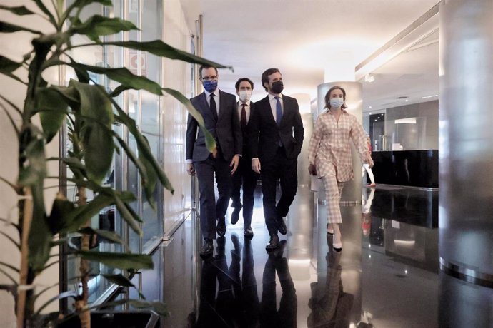 El líder del PP, Pablo Casado, acompañado por el secretario general, Teodoro García Egea, y los portavoces parlamentarios en Congreso y Senado, Cuca Gamarra y Javier Maroto, a su llegada a la reunión del Grupo Popular. En Madrid, a 21 de junio de 2021.