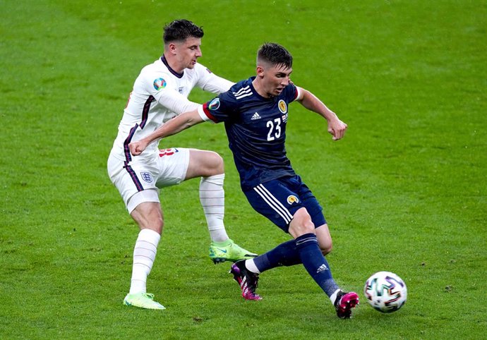 18 June 2021, United Kingdom, London: England's Mason Mount (L) and Scotland's Billy Gilmour battle for the ball during the UEFA EURO 2020 Group D soccer match between England and Scotland at Wembley Stadium. Photo: Mike Egerton/PA Wire/dpa