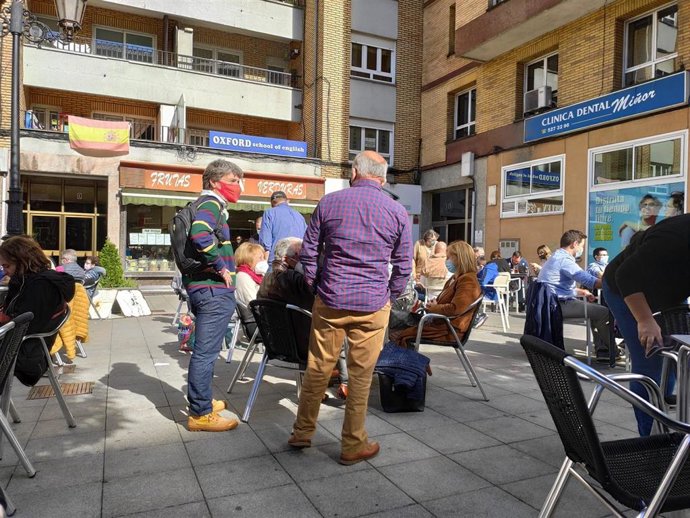 Archivo - Terrazas de hostelería en Oviedo.