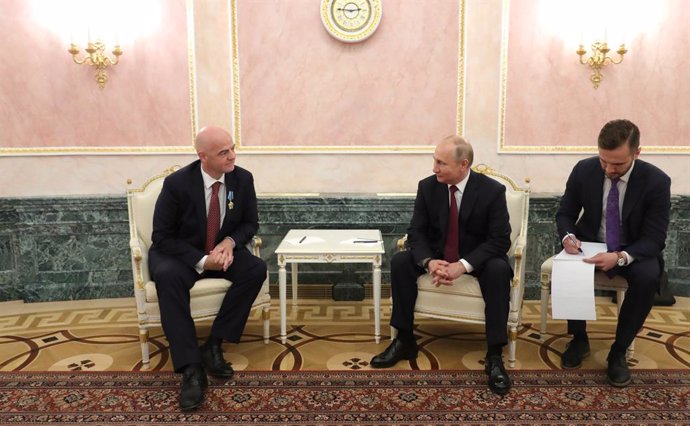 Archivo - HANDOUT - 23 May 2019, Russia, Moscow: Russian President Vladimir Putin meets with FIFA President Gianni Infantino (L) in the Kremlin. Russian President Vladimir Putin presented a national friendship award on Thursday to the head of football's