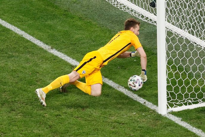Lukas Hradecky intenta evitar que el balón tras golpearle en el Finlandia-Bélgica de la Eurocopa 2020