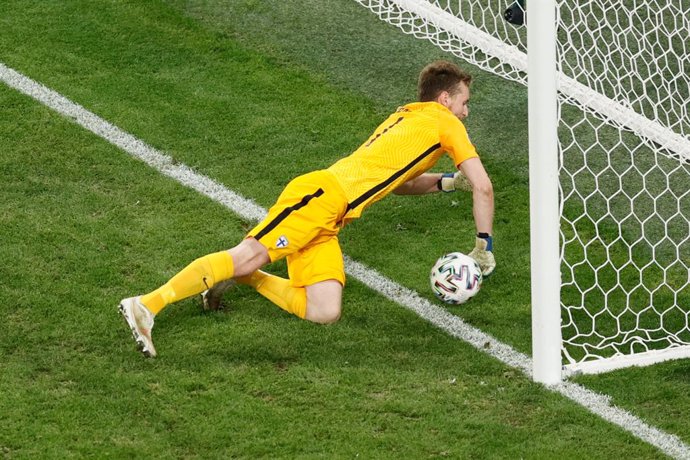 21 June 2021, Russia, Saint Petersburg: Finland goalkeeper Lukas Hradecky fails to save a ball as Belgium's Thomas Vermaelen (Not Pictured) scores his side's first goal during the UEFA EURO 2020 Group B soccer match between Finland and Belgium at Saint 