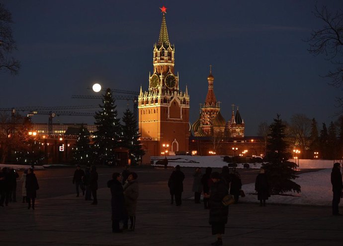 Archivo - February 19, 2019 - Moscow, Russia: Supermoon behind Spasskaya Tower of the Kremlin as seen from the Red Square. (Peter Kassin/Kommersant/Contacto)