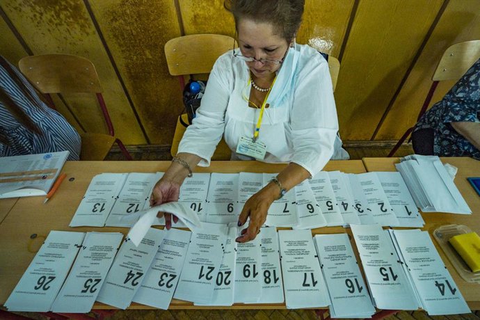 20 June 2021, Armenia, Yerevan: An election official checks the ballot papers at a polling station during the parliamentary elections. Photo: Celestino Arce Lavin/ZUMA Wire/dpa
