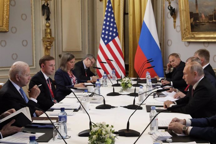 HANDOUT - 16 June 2021, Switzerland, Geneva: USPresident Joe Biden (L) attends and Russian President Vladimir Putin (R) hold a joint meeting. Photo: -/Kremlin/dpa - ATTENTION: editorial use only and only if the credit mentioned above is referenced in f