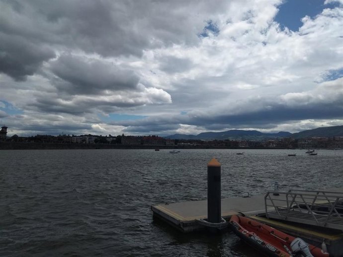 Cielos nubosos en la costa vasca (archivo)