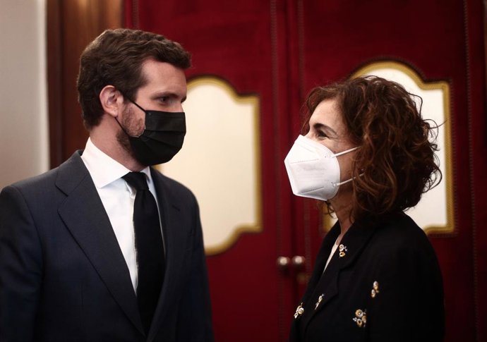 Archivo - El líder del PP, Pablo Casado, conversa con la ministra portavoz y ministra de Hacienda, María Jesús Montero, durante una sesión de control al Gobierno Central, a 21 de abril de 2021, en el Congreso de los Diputados, Madrid, (España). Durante 