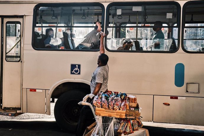 Un trabajador informal vendiendo comida en Brasilia