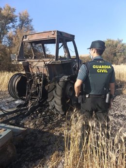 Tractor incendiado en Utrera