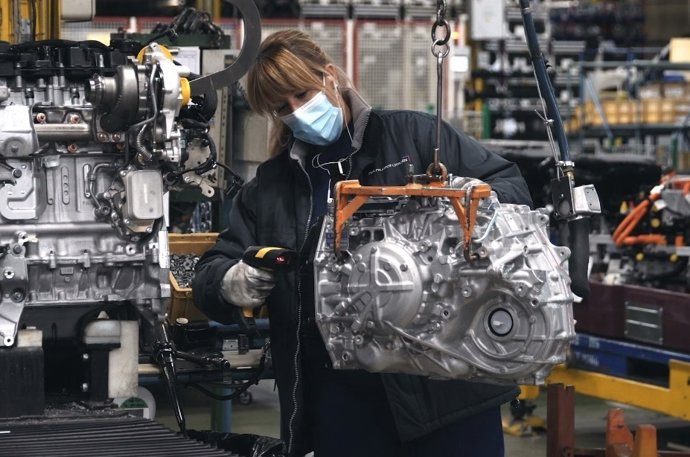 Archivo - Operaria en la planta del Grupo PSA de Madrid.