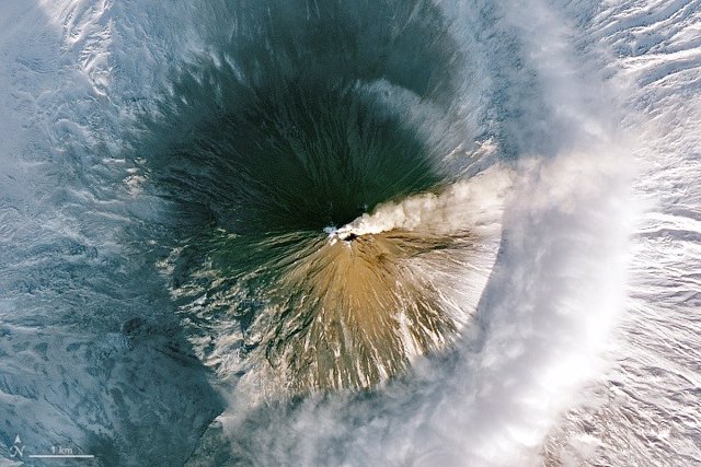 Volcán activo en la Península siberiana de Kamchatka