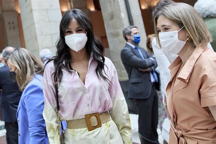 La vicealcaldesa de Madrid, Begoña Villacís (i) y la consejera de Cultura, Turismo y Deportes, Marta Rivera (d), a su llegada al acto de toma de posesión de la presidenta de la Comunidad de Madrid.