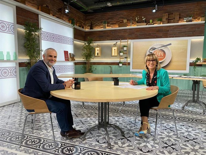 El líder de Cs en el Parlament, Carlos Carrizosa, y la periodista Gemma Nierga