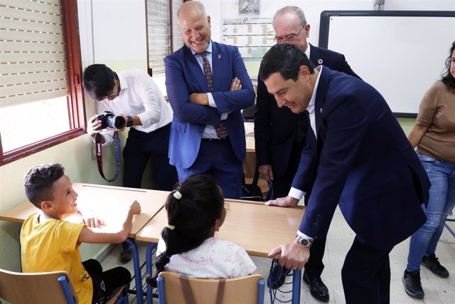 Archivo - El presidente de la Junta de Andalucía, Juanma Moreno, durante una visita a un colegio, en una fotografía de archivo