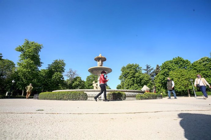 Archivo - Varias personas pasean por el Parque de El Retiro, en Madrid (España).