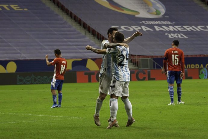 El 'Papu' Gómez celebra con Leo Messi su gol durante el Argentina-Paraguay de Copa América