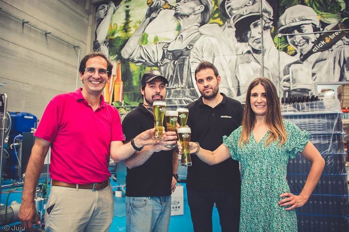 Ivan Caelles, CEO de OLIBA Green Beer, y Sandra López