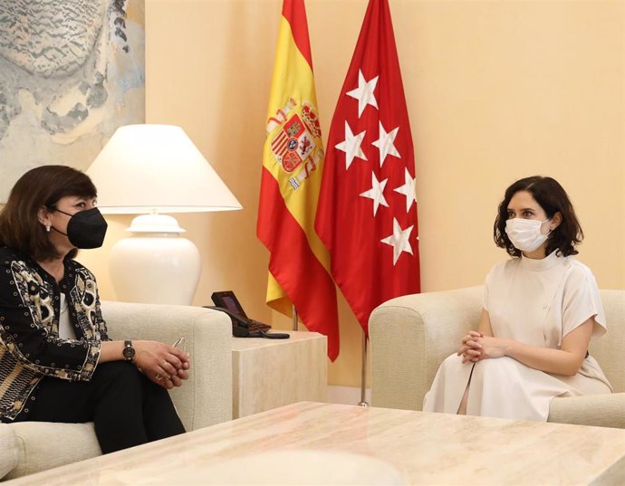 La presidenta de la Comunidad de Madrid, Isabel Díaz Ayuso (d), se reúne con la Fiscal Superior de la Comunidad de Madrid, Almudena Lastra de Inés, en la Real Casa de Correos, a 22 de junio de 2021, en Madrid (España). 