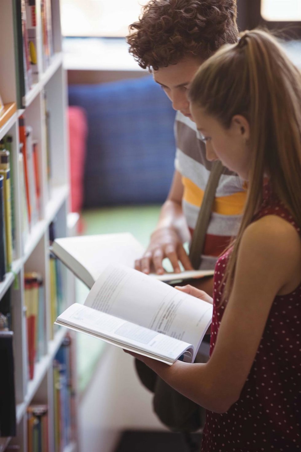 Archivo - Estudiantes leyendo un libro.
