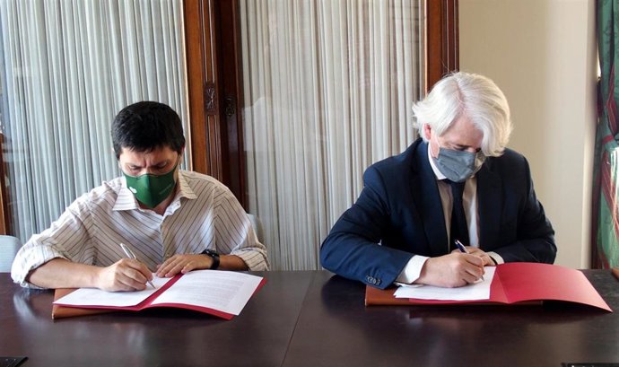 El decano de los letrados malagueños, Salvador González, y el gerente de la AECC, Pedro A. González, durante la firma de un convenio