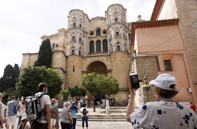 Turistas procedente del crucero Mein Shiff 2, que ha llegado de la primera escala a el puerto de Málaga, después de la pandemia del Covid- 19, visitando la ciudad andaluza  a 15 de junio del 2021 en Málaga, Andalucía, España.