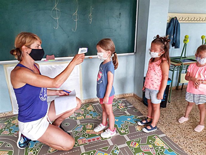 Una de las tomas de temperatura a los niños asistentes al campamento de verano realizado el año pasado