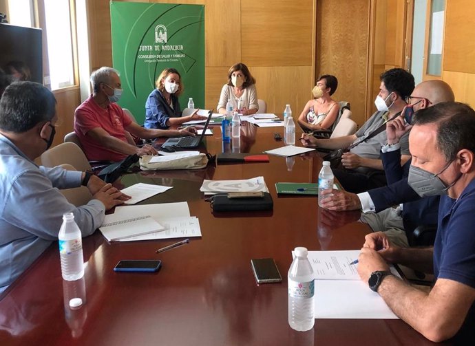 Botella (centro, al fondo), preside el Consejo Provincial de Consumo en Córdoba.