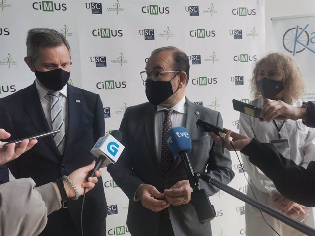 El delegado del Gobierno en Galicia, José Miñones, visita el CiMUS en compañía del rector de la Universidade de Santiago de Compostela (USC).