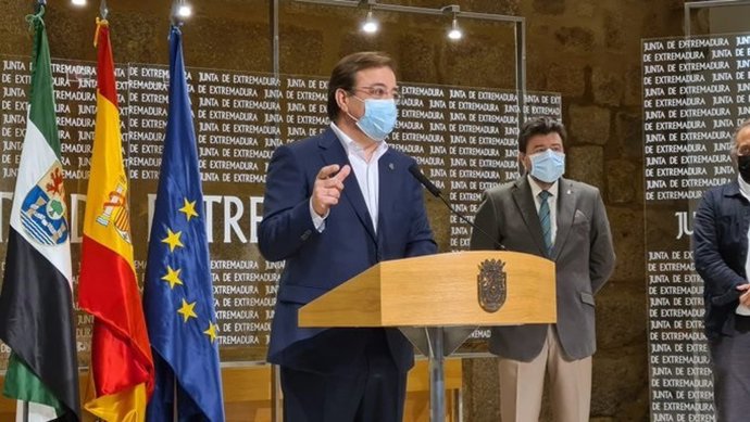 El prsidente de la Junta, Guillermo Fernández Vara, en rueda de prensa en Mérida