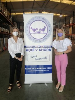 La diputada de Desarrollo Democrático de la Diputación de Cádiz, Lucía Trujillo, durante la visita a la sede del Banco de Alimentos de Cádiz, donde ha sido recibida por su presidenta, Isabel Gomis.