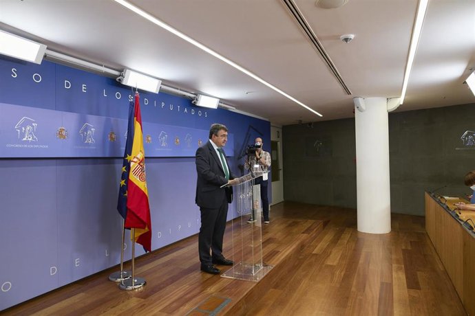 El portavoz parlamentario del PNV, Aitor Esteban, en rueda de prensa 