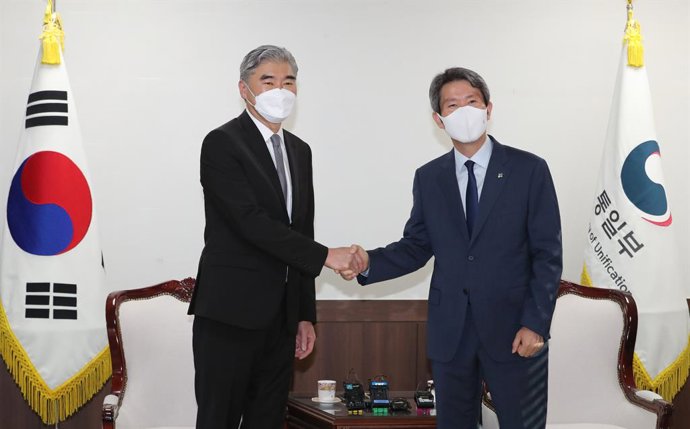 El ministro de Unificación surcoreano, Lee In Young, con el enviado especial de EEUU para Corea del Norte, Sung Kim.