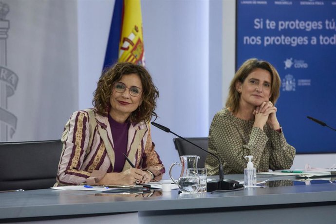 Archivo - La ministra de Hacienda, María Jesús Montero, y la vicepresidenta cuarta y ministra para la Transición Ecológica, Teresa Ribera, tras el Consejo de Ministros