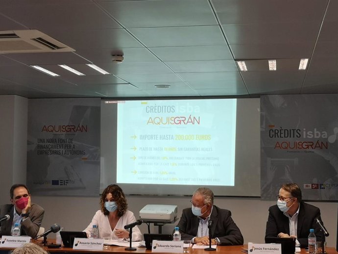 La consellera de Hacienda y Relaciones Exteriores, Rosario Sánchez; el presidente de ISBA SGR, Eduardo Soriano, y el director general de Aquisgrán, Eusebio Martín, durante la presentación de los créditos ISBA-Aquisgrán.