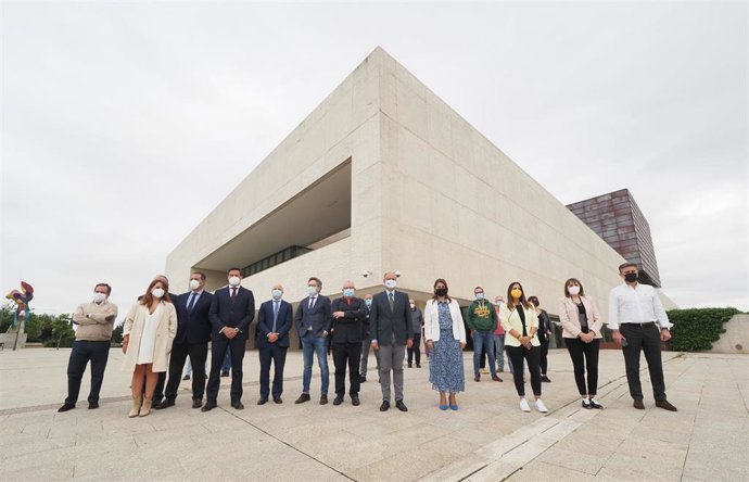 Minuto de silencio ante las Cortes de Castilla y León.