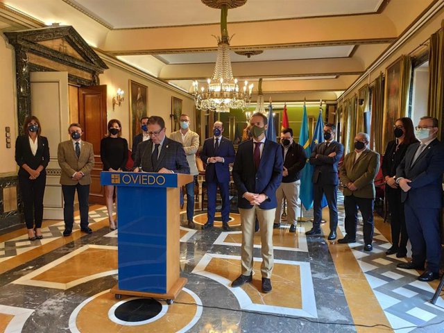 El alcalde Alfredo Canteli junto al resto del Equipo de Gobierno del Ayuntamiento de Oviedo, haciendo balance de los dos años de mandato.