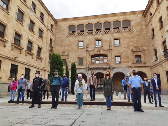 La subdelegada del Gobierno en Salamanca, Encarnación Pérez (centro), en el minuto de silencio en Salamanca por el asesinato de otra mujer en Valladolid