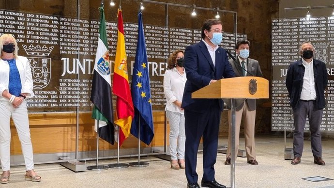 El presidente de la Junta, Guillermo Fernández Vara, junto a representantes de CCOO, UGT y la CREEX en la firma del Plan del Comercio Minorista y el Plan de la Artesanía de Extremadura 2021-2023